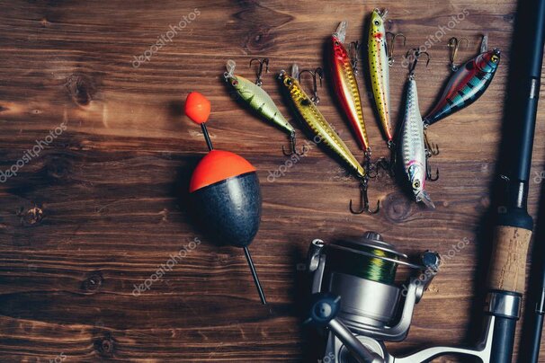 Glücklicher Angler mit gefangenem Fisch auf einem Boot vor Hurghada