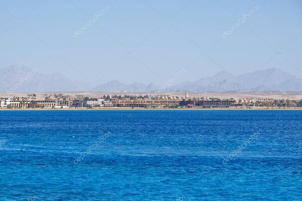 Blick auf den Hafen von Hurghada mit Booten im Abendlicht