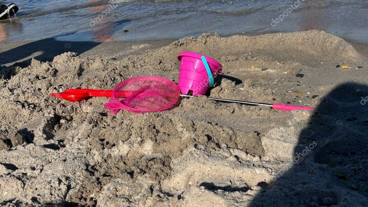 Familie mit Kindern hält kleine Fische auf einem Boot im Roten Meer