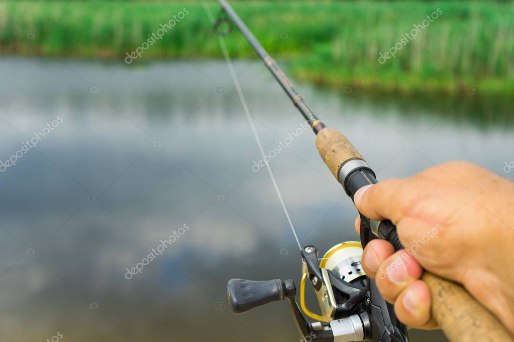 Angler beim Jigging und Spinnfischen auf dem Roten Meer mit krummer Rute