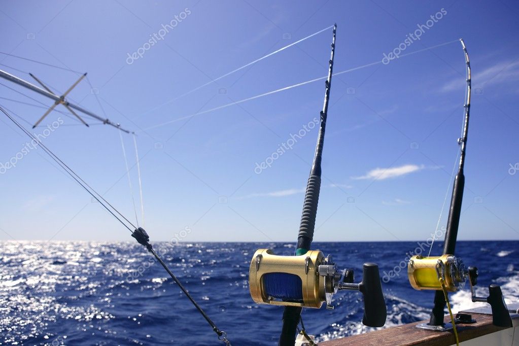 Angler beim Trolling und Big-Game-Angeln hinter einem Boot im Roten Meer